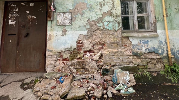 В Твери рушатся стены дома в центре города - новости ТИА