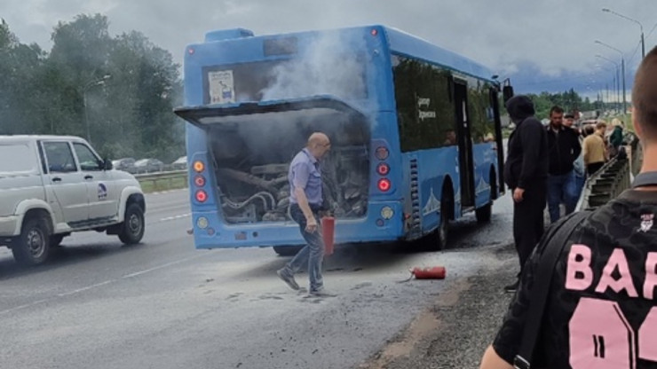 На трассе М-10 под Тверью загорелся автобус - новости ТИА