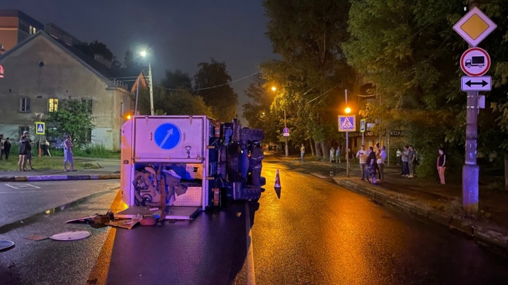 В Твери грузовик опрокинулся после столкновения с легковушкой - новости ТИА