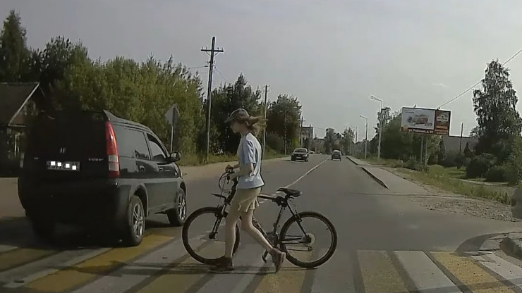 В Вышнем Волочке водитель чуть не сбил на "зебре" девушку с велосипедом - новости ТИА