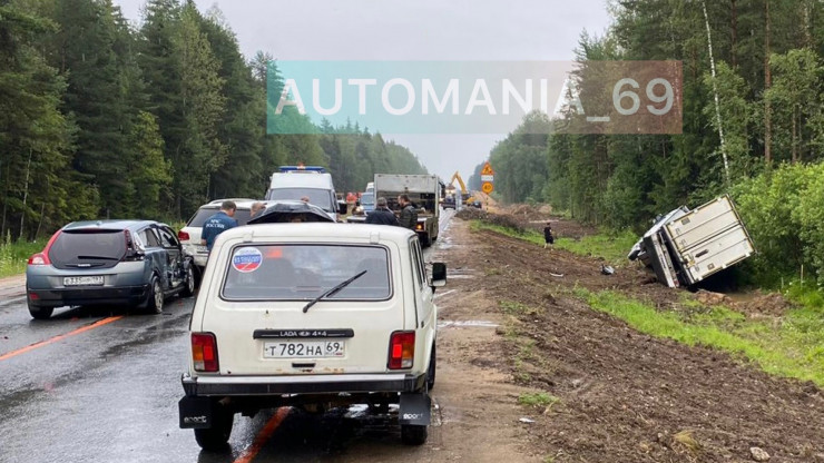 На трассе в Тверской области столкнулись несколько машин, фура лежит в кювете - новости ТИА