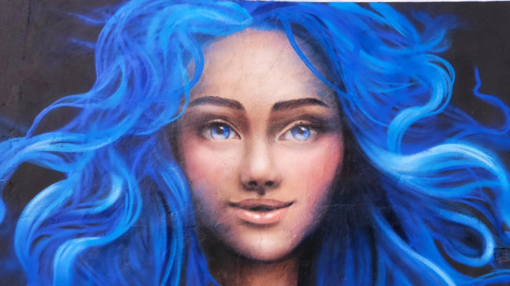 В Твери появилось новое граффити: красивая девушка с голубыми волосами - новости ТИА