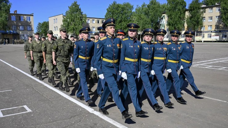 Виталий Королев поздравил военнослужащих с Днем дивизии и вручил им награды - новости ТИА