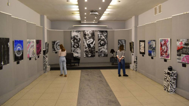 В Твери открылась выставка каллиграфии Павла Делова "Слово" - новости ТИА