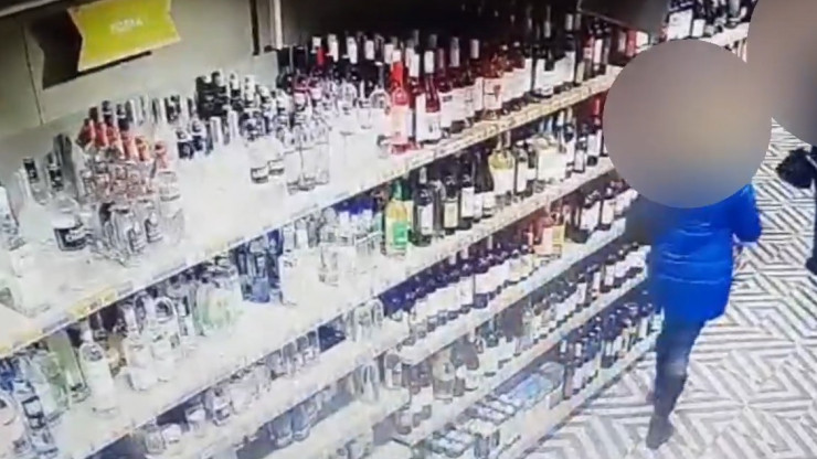 Опубликовано видео, как две женщины воруют алкоголь в магазине в Калязине - новости ТИА