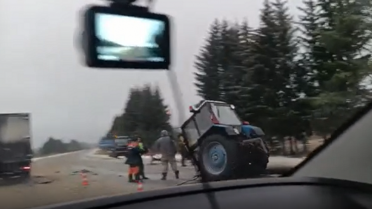 Опубликовано видео ДТП в Тверской области, где трактор разорвало пополам - новости ТИА