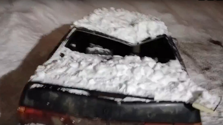 В Твери на автомобиль упал снег с крыши - новости ТИА