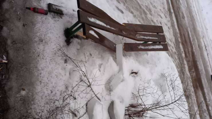 Во Ржеве упавшие глыбы льда проломили скамейку у подъезда - новости ТИА