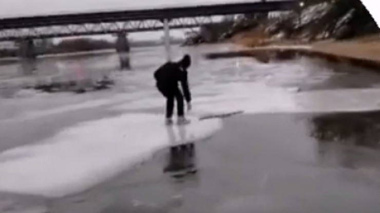 Опубликовано видео, как парень пытался покататься на льдине и сорвался в воду - новости ТИА