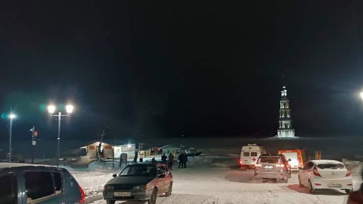 Опубликованы фото и видео Крещенских купаний у самой известной колокольни Тверской области - новости ТИА