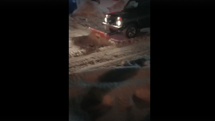 Во Ржеве водитель "Нивы" с самодельным снегоуборщиком чистил улицу города - народные новости ТИА