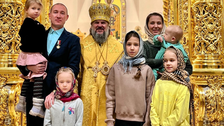 В Твери митрополит Амвросий наградил многодетную семью Ларенковых - новости ТИА