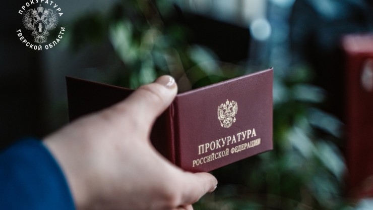В Твери снежная глыба упала на девушку и ее автомобиль - новости ТИА