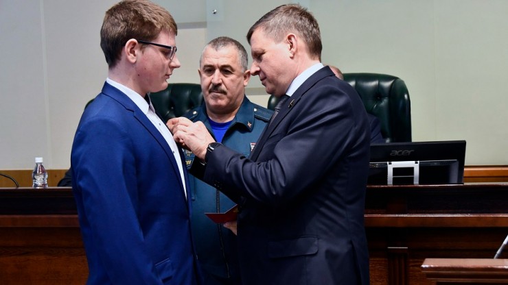 Школьнику из Тверской области вручили медаль за спасение тонущего ребенка - новости ТИА