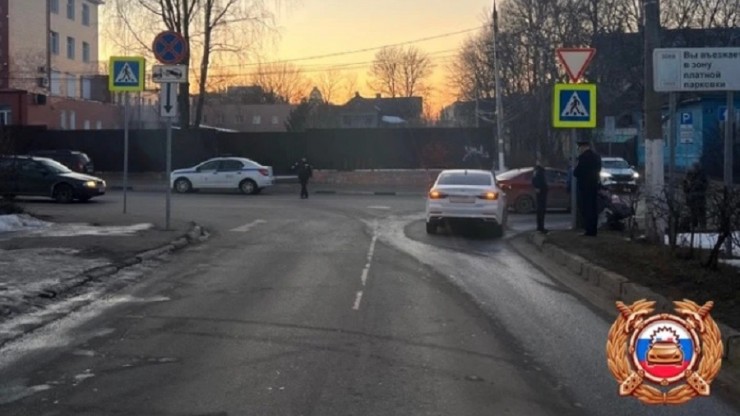 Женщина с ребенком пострадали под колесами иномарки в Твери - новости ТИА