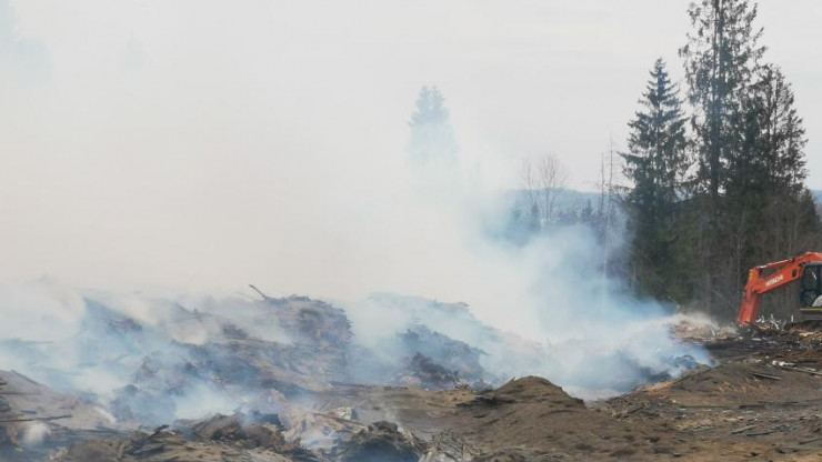 Природоохранная прокуратура проверяет пожар на свалке в Кувшиновском районе - новости ТИА