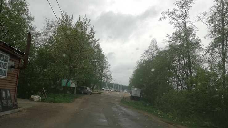 Жители Твери продолжают провожать близких по разбитой дороге, ведущей на кладбище Дмитрово-Черкассы - народные новости ТИА