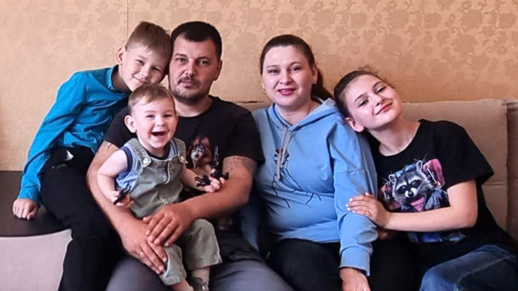 Многодетная семья Воскресенских при региональной поддержке получила квартиру - новости ТИА
