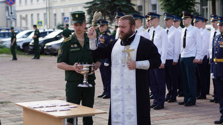 В Твери молодым офицерам вручили освящённые погоны - новости ТИА