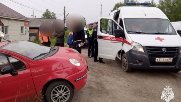 Огнеборцы помогли устранить последствия ДТП в Красном Холме - новости ТИА