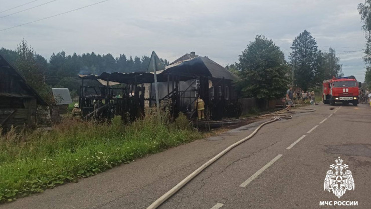 В Тверской области пожарные потушили гараж и спасли от огня жилой дом - новости ТИА