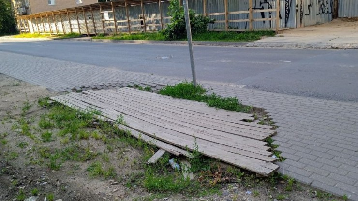 В Твери заметили деревянную заплатку на тротуаре - новости ТИА