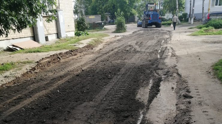 В Торжке вместо ремонта дорогу засыпали асфальтовой крошкой - народные новости ТИА