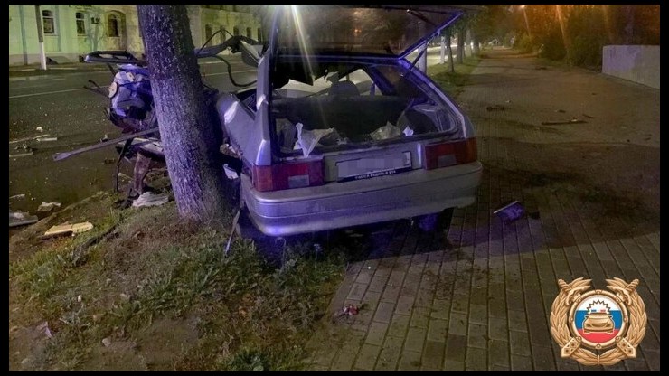 "Учился ездить в GTA": в Твери ВАЗ влетел в опору рекламного щита - новости ТИА