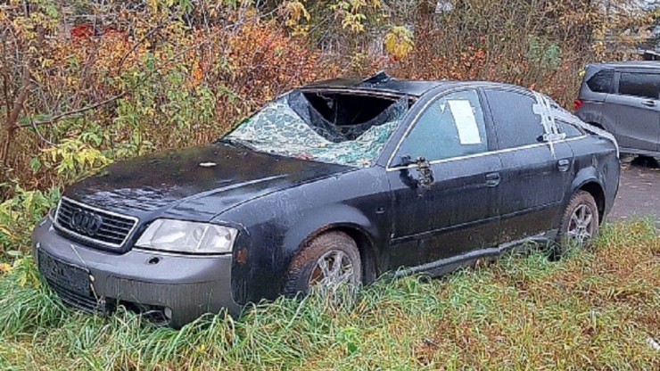 В Твери администрация эвакуирует брошенный во дворе автомобиль Audi - новости ТИА