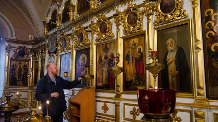 Московским гостям показали намоленные иконы и закладные плиты тверского храма - новости ТИА