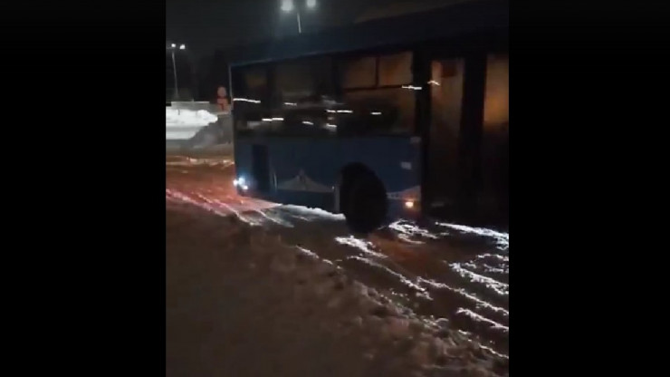 В Твери на конечной остановке автобус занесло в сугроб - новости ТИА
