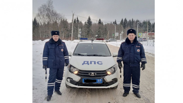 В Тверской области сотрудники ДПС спасли авто из снежного плена - новости ТИА