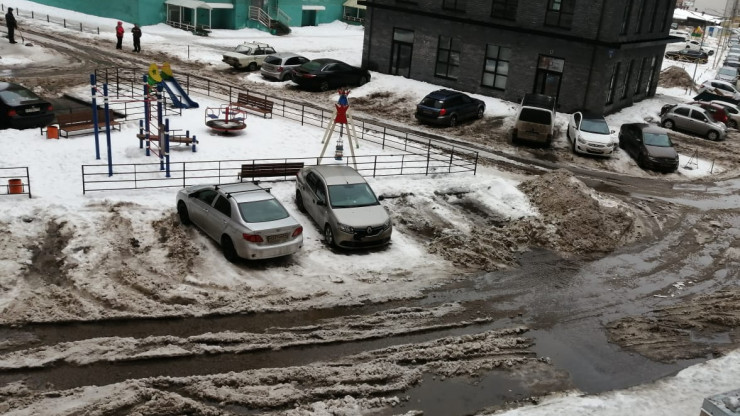 Из-за бездействия УК жители вынуждены чистить двор от снега вручную - народные новости ТИА
