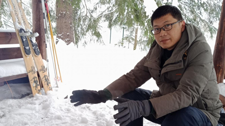 Ученый из Китая попробовал в Тверской области еловый отвар и жареное сало у костра - новости ТИА