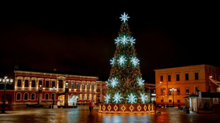 В Твери праздничные украшения появились на улицах, в парках и скверах - новости ТИА