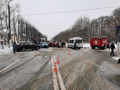 На шоссе в Твери столкнулись четыре автомобиля, три человека получили травмы - новости ТИА