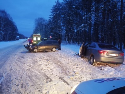 В Тверской области столкнулись две машины, пострадала женщина - новости ТИА