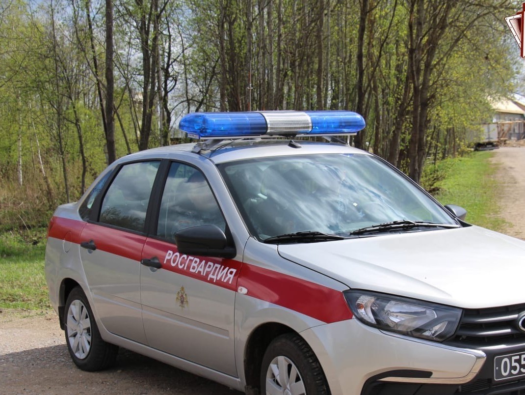 В Бежецке мужчина побил стекла в автомобиле своей знакомой