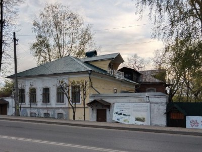 В Кимрах волонтёры начали красить фасад Дома Калинина - Новости ТИА