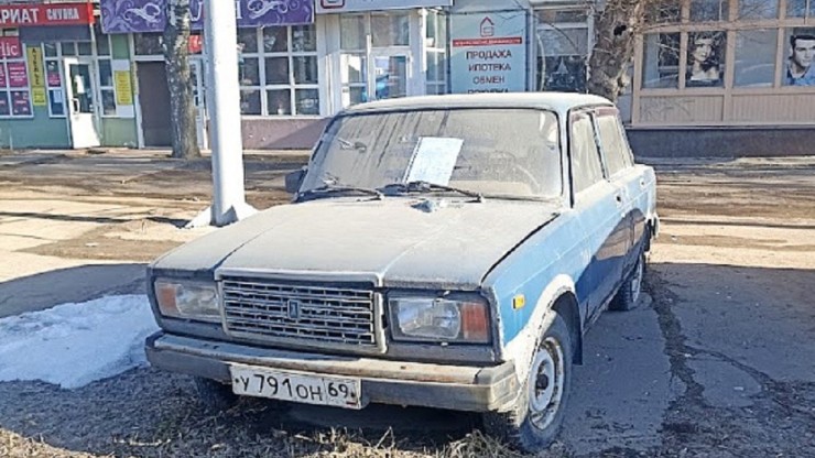 В Твери у жилых домов нашли брошенные "Жигули" - новости ТИА
