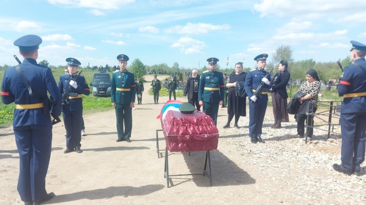 В Тверской области в честь бойца СВО прозвучал тройной оружейный залп - новости ТИА