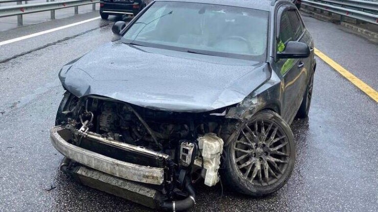 На трассе в Тверской области автомобиль Audi врезался в отбойник, пострадала женщина - новости ТИА