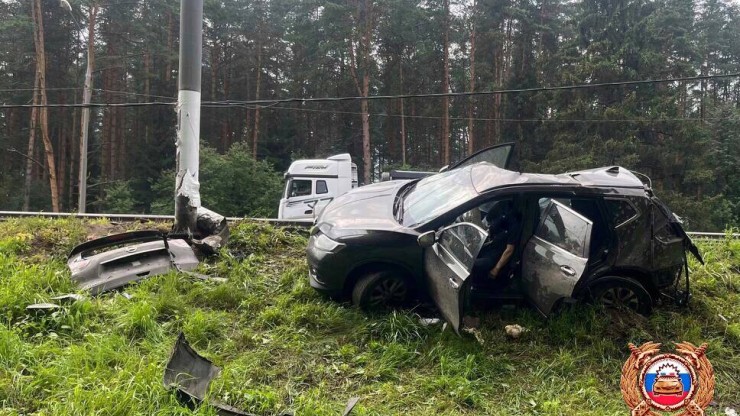 Под Тверью автомобиль врезался в столб, водитель погиб - новости ТИА