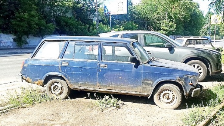 В Твери администрация нашла на обочине дороги бесхозные "Жигули" - новости ТИА