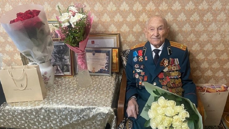 Губернатор Игорь Руденя поздравил фронтовика Ивана Кладкевича с 101-летием - новости ТИА