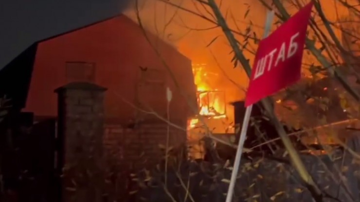 Пожар в Лоцманенко в Твери: огнеборцы пытаются отстоять соседние дома - новости ТИА