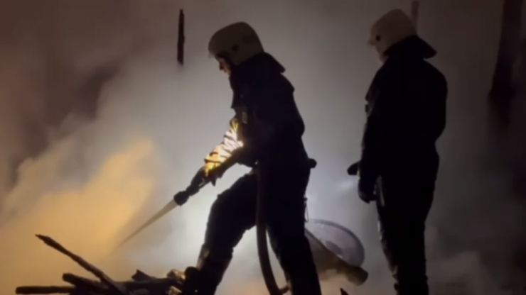 На месте крупного пожара в поселке в Твери работают дознаватели - новости ТИА