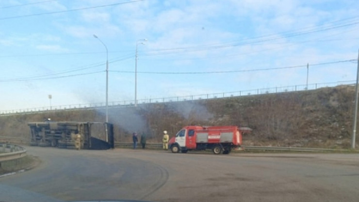В Тверской области опрокинулся грузовик с асфальтом - новости ТИА