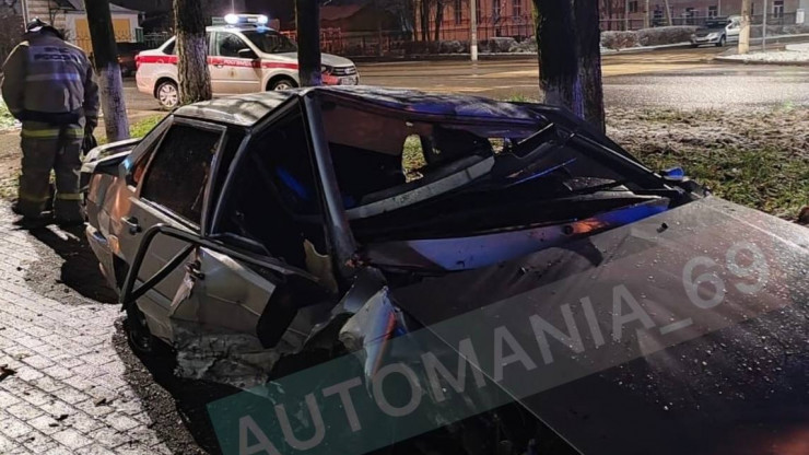 В Тверской области пострадавших деблокировали из влетевшего в дом авто - новости ТИА
