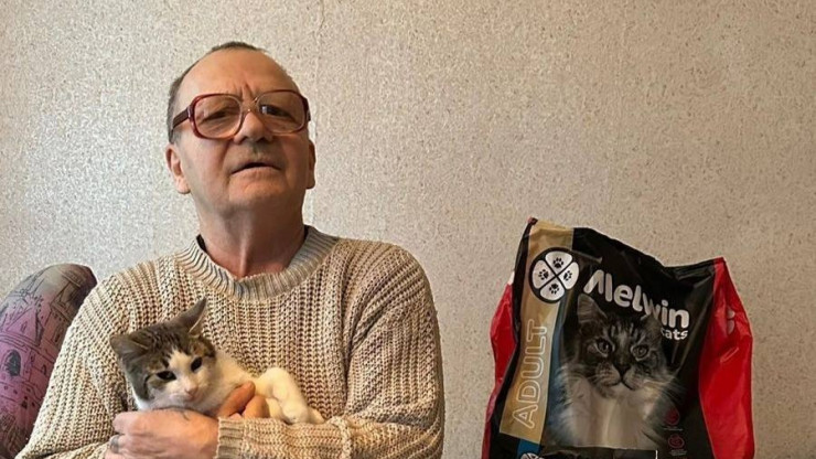 Пенсионеру из тверской глубинки подарили корм для его кошек - новости ТИА